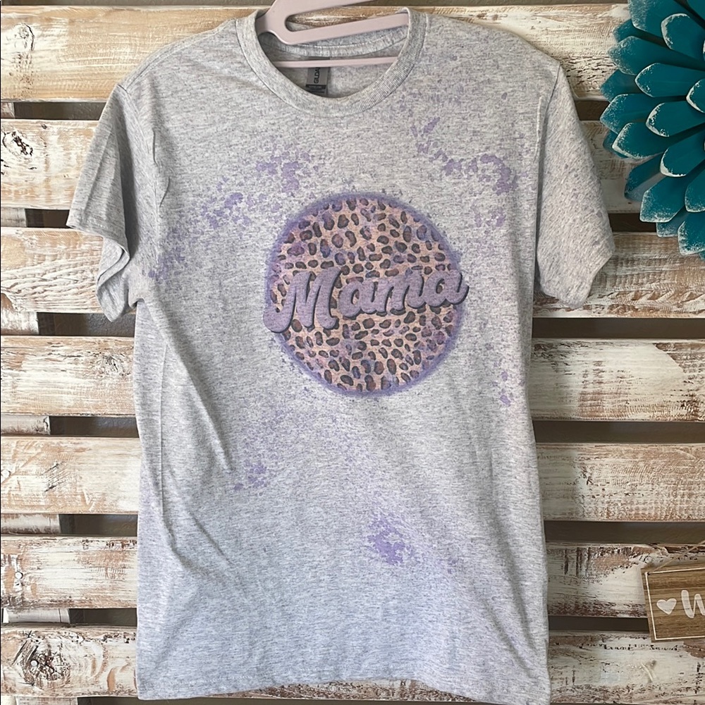 🔥🔥 (3/$20) 
Gray T-Shirt with Purple Leopard Print 'Mama' Design